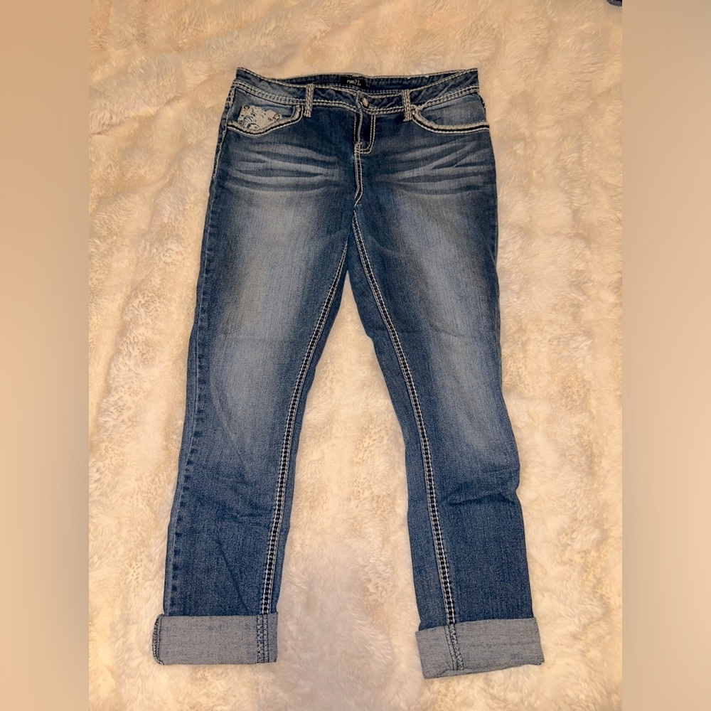 Rue 21 size 7/8 medium wash Capri jeans